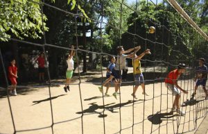 Voley en campamento de verano