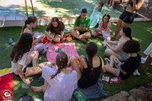 chicas jugando a las cartas